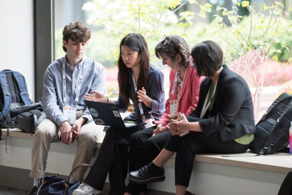 Collaborative discussion at SIIM Annual Meeting, diverse professionals networking, medical imaging technology conference, healthcare innovation, radiology professionals交流.