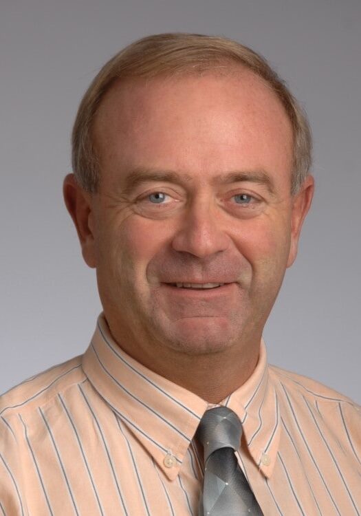 Headshot of Les Folio